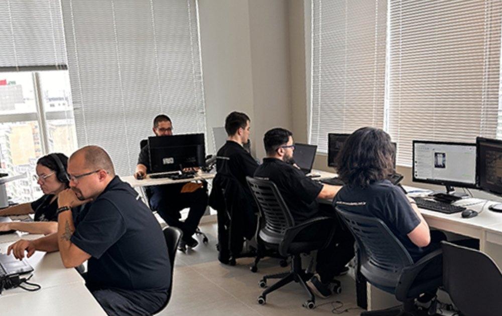 Equipe de suporte da Mira Sistemas no escritório em Curitiba