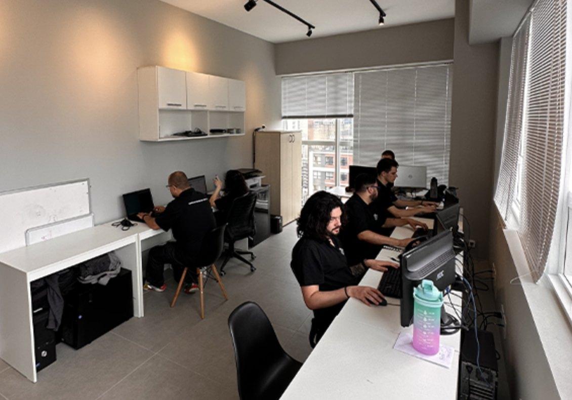 Escritório da Mira Sistemas em Curitiba com a equipe de suporte trabalhando